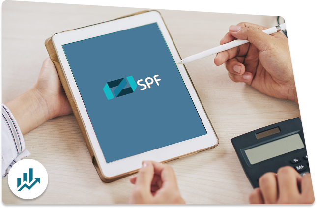 Tablette affichant le logo SPF utilisée avec un stylet, accompagnée d’une calculatrice